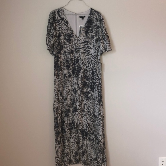 NWT Express Dress High-Lo SZ L V Neck Short Sleeve Blue/Gray/White Flowy - Picture 2 of 15